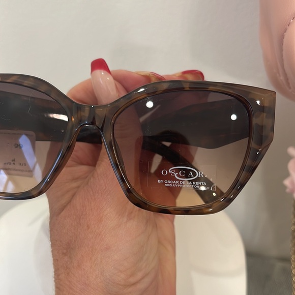 Gorgeous Oscar de la renta sunglasses by viviglam